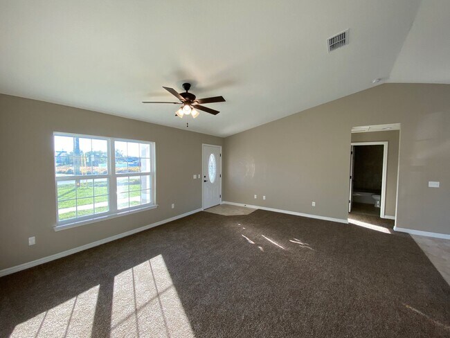 Building Photo - 3/2/2 Silver Spring Shores **Available NOW**