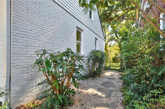 Building Photo - 458 Shannon Dr SW