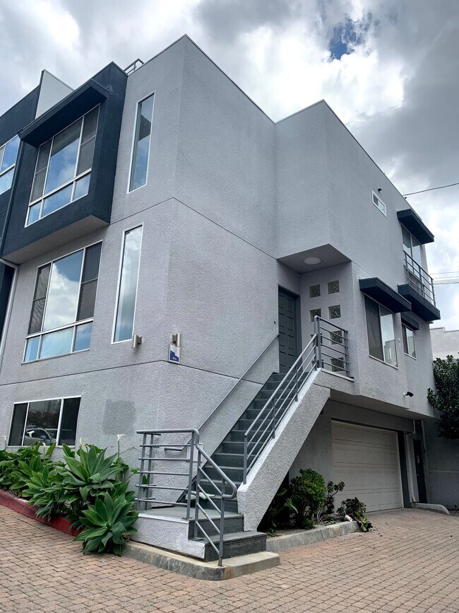 Building Photo - 1066 Everett Pl