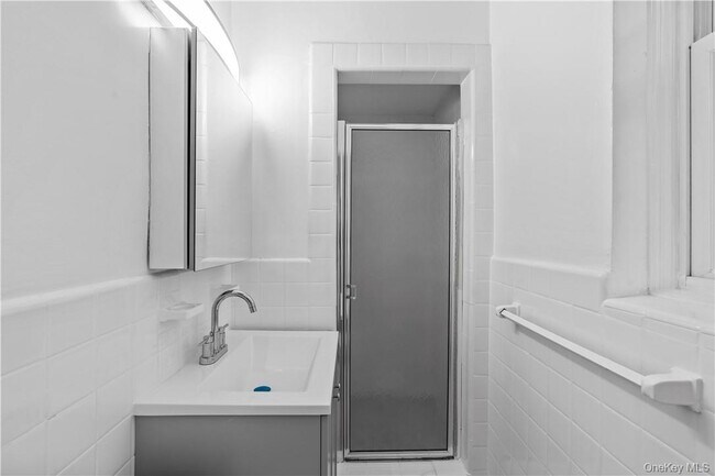 Building Photo - 700 Scarsdale Ave