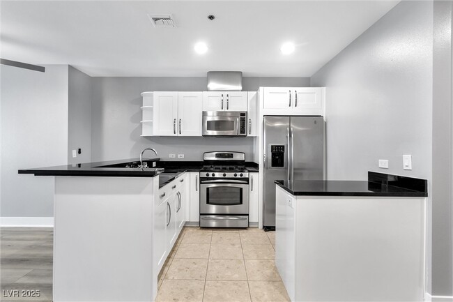 Building Photo - 4525 Dean Martin Dr