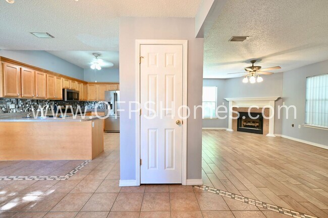 Building Photo - 933 Scenic Oak Ln