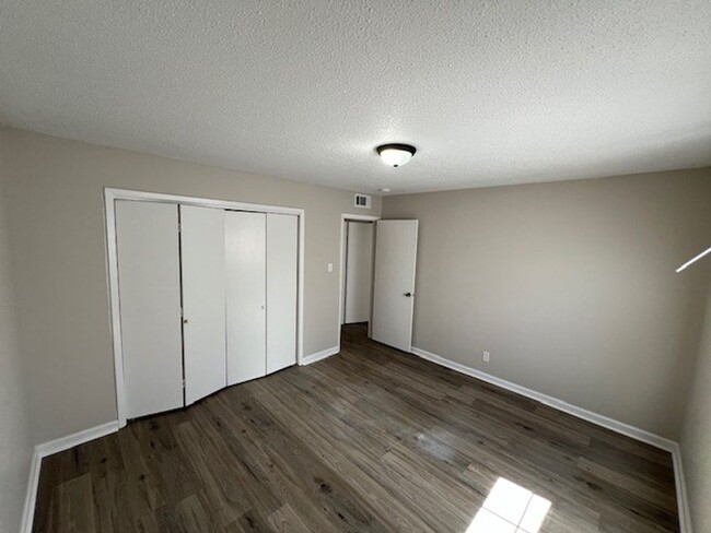 Building Photo - Newly Renovated 3B/1B Apartment Available ...