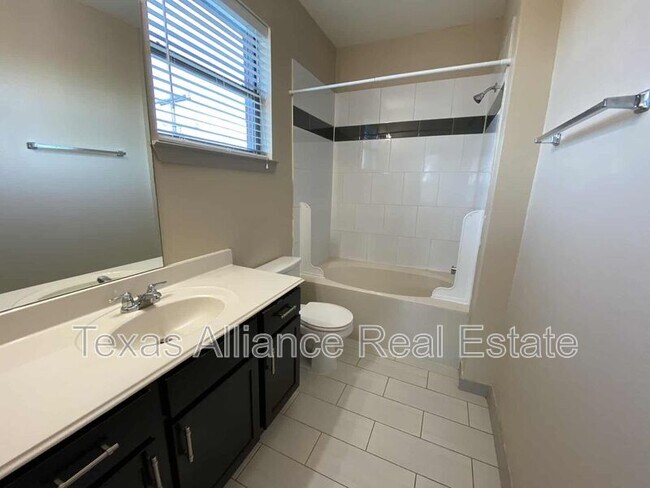 Building Photo - 3621 Valley Vista Dr