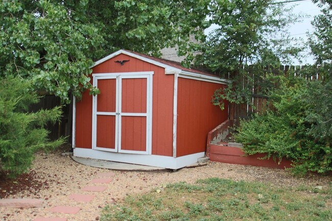Building Photo - 2565 Willow Ln