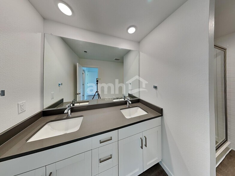 Building Photo - 23542 E 3rd Pl