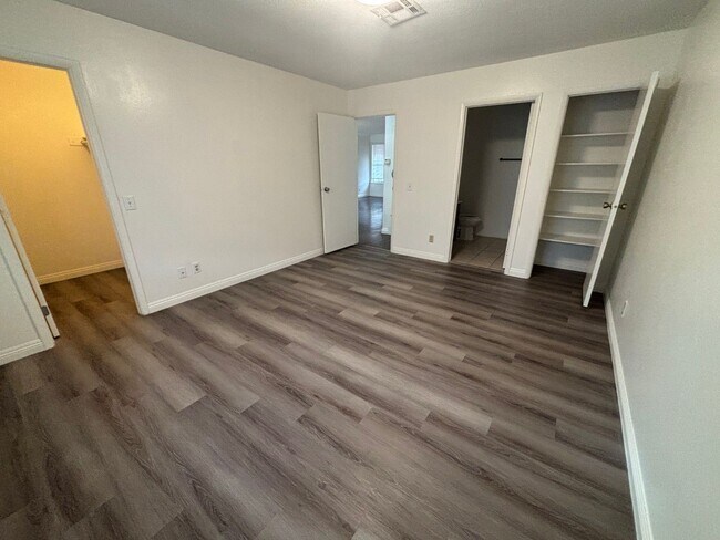 Building Photo - 2 Br/2 Ba. Condo on 2nd fl.