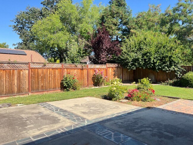 Building Photo - Brand New Flooring and FRESH Paint - SPACIOUS 3 BEDROOM HOUSE IN LIVERMORE!!!