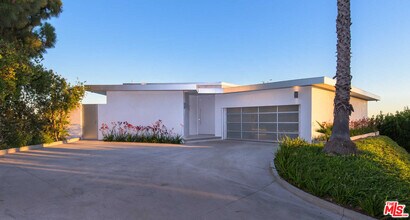 Building Photo - 1542 Blue Jay Way