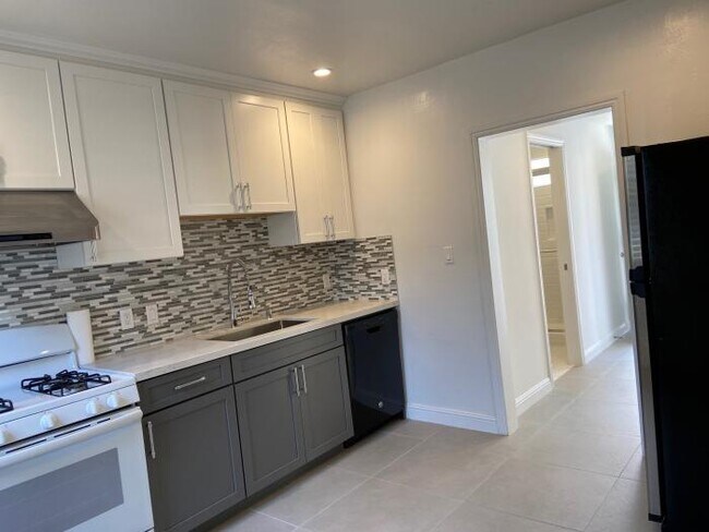 Building Photo - 1 bedroom in San Francisco CA 94112