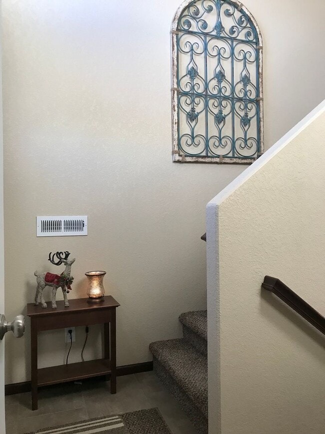 Building Photo - 2 Bed 1.5 Bath Plus Office