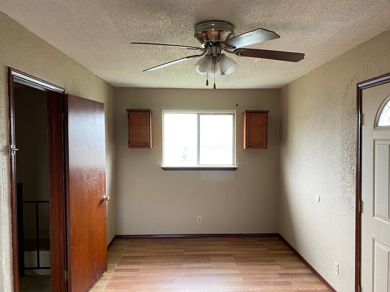 Building Photo - 985 N Iowa Ave