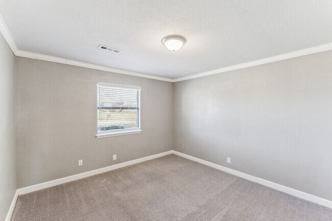 Building Photo - 13502 S Fern St