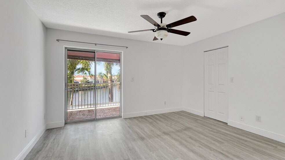 Building Photo - 1044 SE 6th Ct