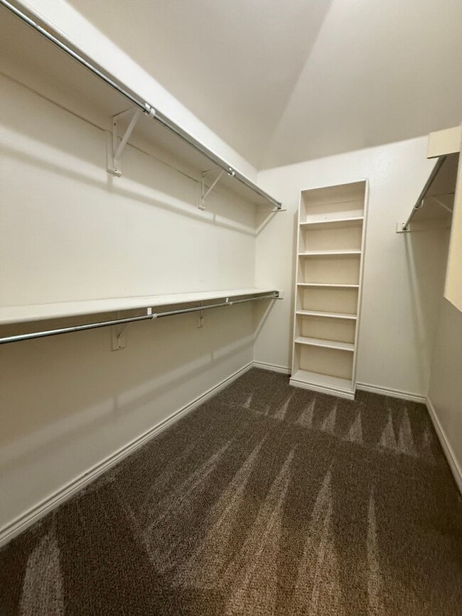 Building Photo - Home for the Holidays 4/2/2 with Fireplace - Wonderful YARD - Community Pool