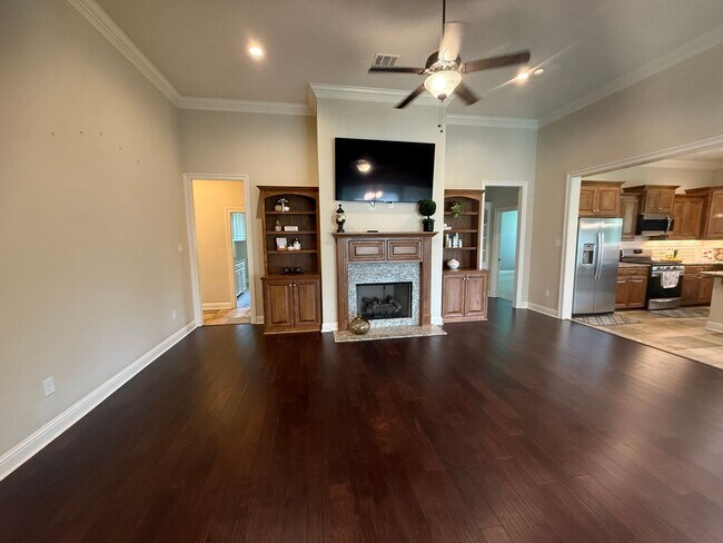 Building Photo - 908 Lakehaven Dr