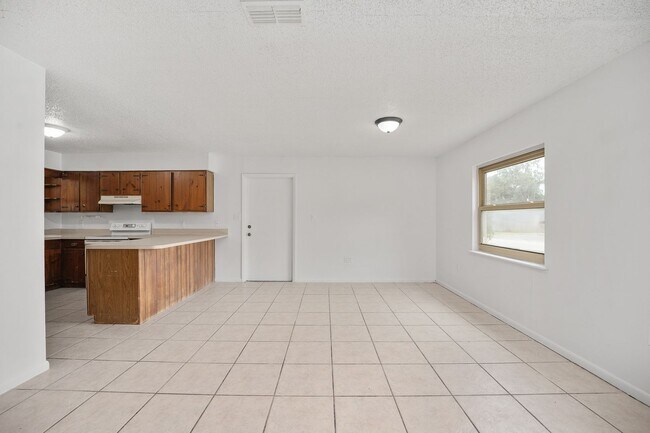 Building Photo - Spacious 3-Bedroom Home with Fireplace, Split Floor Plan & Screened Lanai in Southeast Ocala!