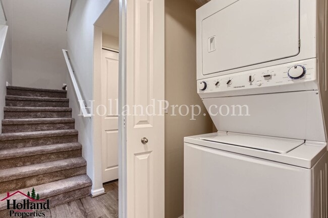 Building Photo - Charming 3-Bedroom Townhome in Prime Hills...
