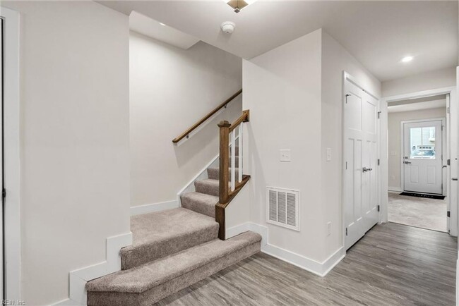 Building Photo - Newer Construction 3 Story Condo!