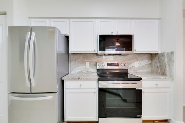 Building Photo - 6305 Myrtlewood Cir W