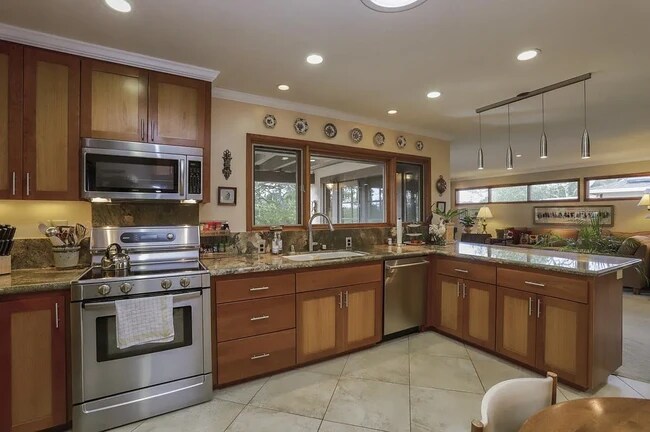 Building Photo - 15470 Oak Hills Dr