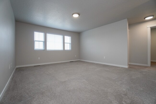 Building Photo - 1512 W Cub River Dr