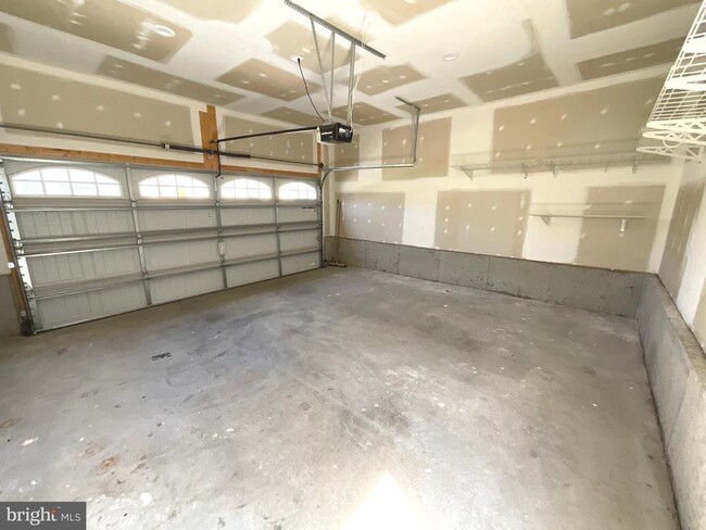 Building Photo - 5878 Tomahawk St