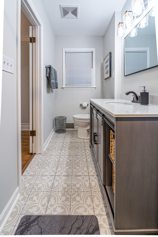 Building Photo - 702 Chambers Dr NE