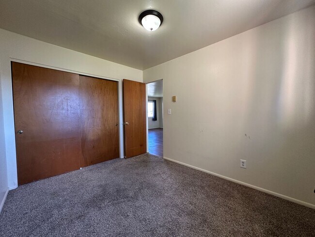 Building Photo - 903 W Delaware Ave