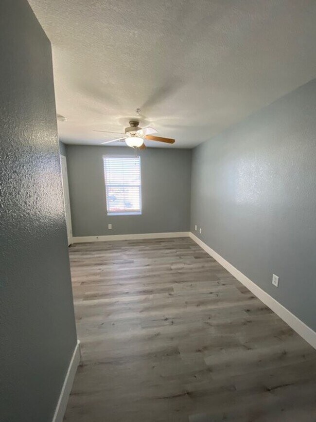 Building Photo - Gorgeous 3 level townhouse with a garage