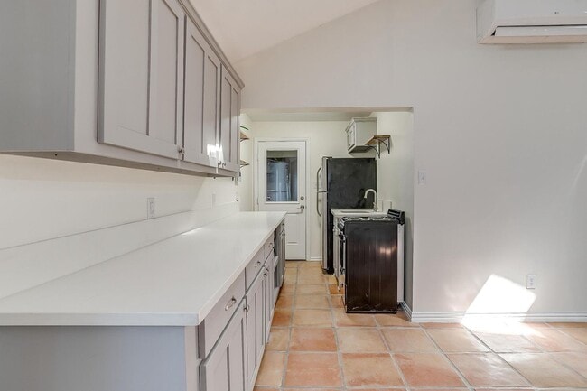 Building Photo - Adorable 1/1 Studio Apartment in Arlington...