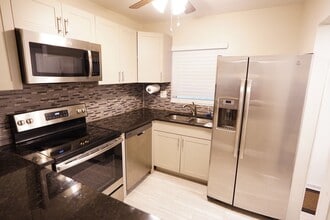 Building Photo - Renovated 2/2 in quite 55+ community