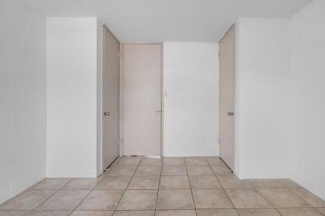 Building Photo - *** Newly Upgraded 3 bedroom / 1 bath Great Location/Amazing Price!!Must see!!Don't Miss Out (Uni...