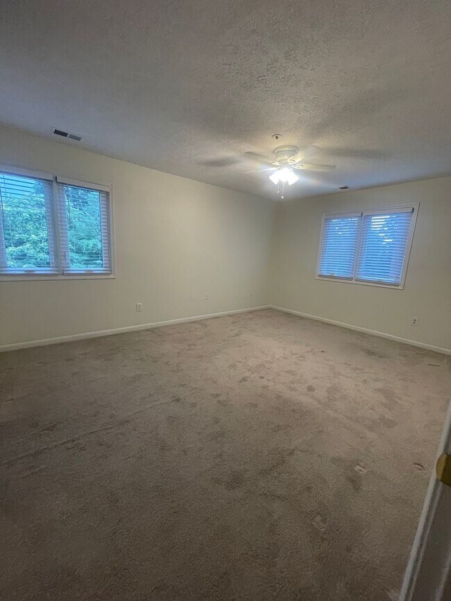 Building Photo - VERY SPACIOUS CONDO ON 3RD FLOOR WITH ELEV...