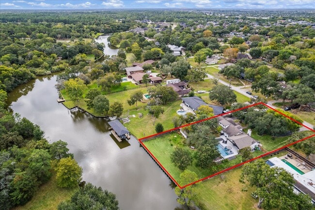 Building Photo - 205 W Bayou Dr