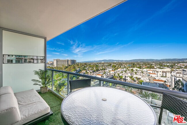 Building Photo - 13700 Marina Pointe Dr