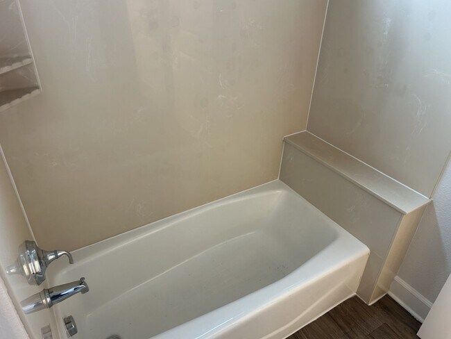 Building Photo - NB T 403-405