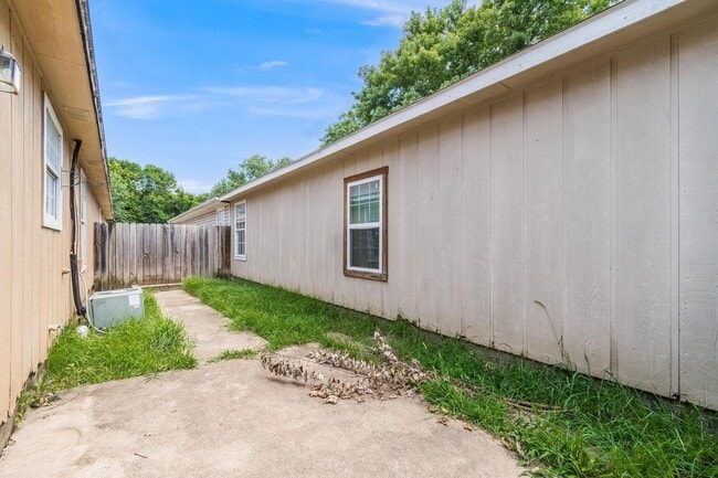 Building Photo - Spacious duplex in Fayetteville!