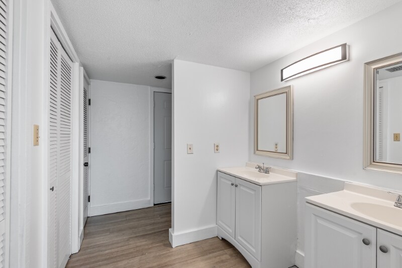 Building Photo - 2036 Corner Lake Dr