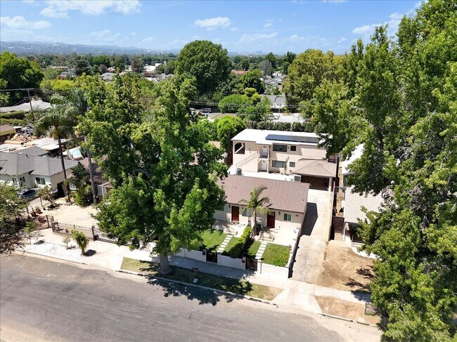 Building Photo - 6915 Encino Ave
