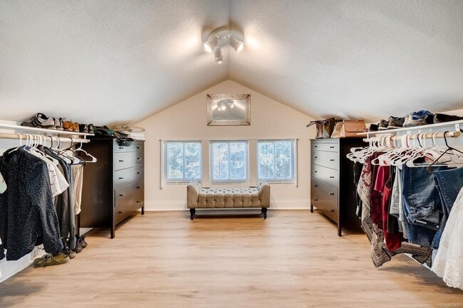 Building Photo - High End Remodel Near RiNo