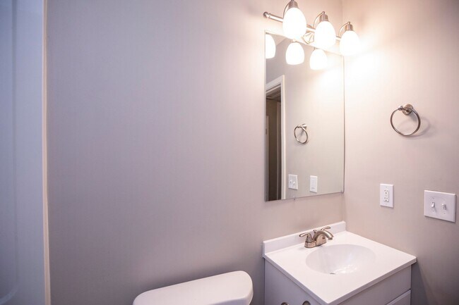 Building Photo - ** 3 Bed 2 Bath located off Wares Ferry rd...