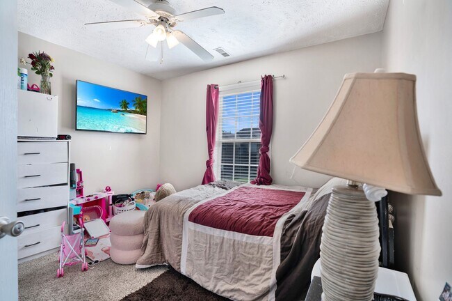 Building Photo - Welcome to Chinook Haven – Your Spacious Retreat Near Fort Campbell!