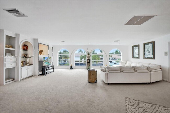 Building Photo - 2889 NE 35th St