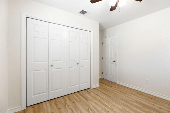 Building Photo - 823 N Commerce St