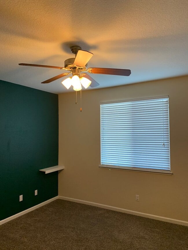 Building Photo - 3 Bedroom 2 Bath