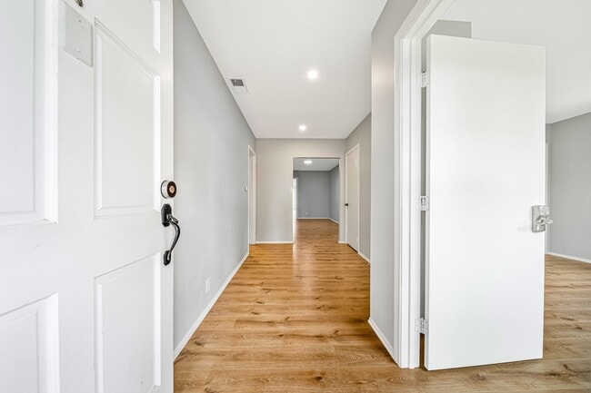 Building Photo - 4/Bed, 4/Bath Home with Parking, Washer/ Dryer and Spa, Close to Chapman University/ Orange Circle