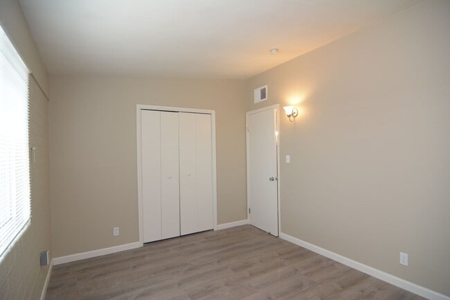 Building Photo - Remodeled 2 Bedroom 1 Bath Triplex! Close to the UofA!