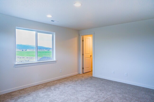 Building Photo - 4 Bedroom, 2.5 Bath New home
