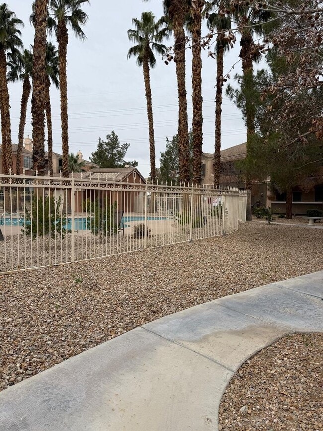 Building Photo - Two Bedroom  - Two Bathroom with attached Garage Ready For Move In